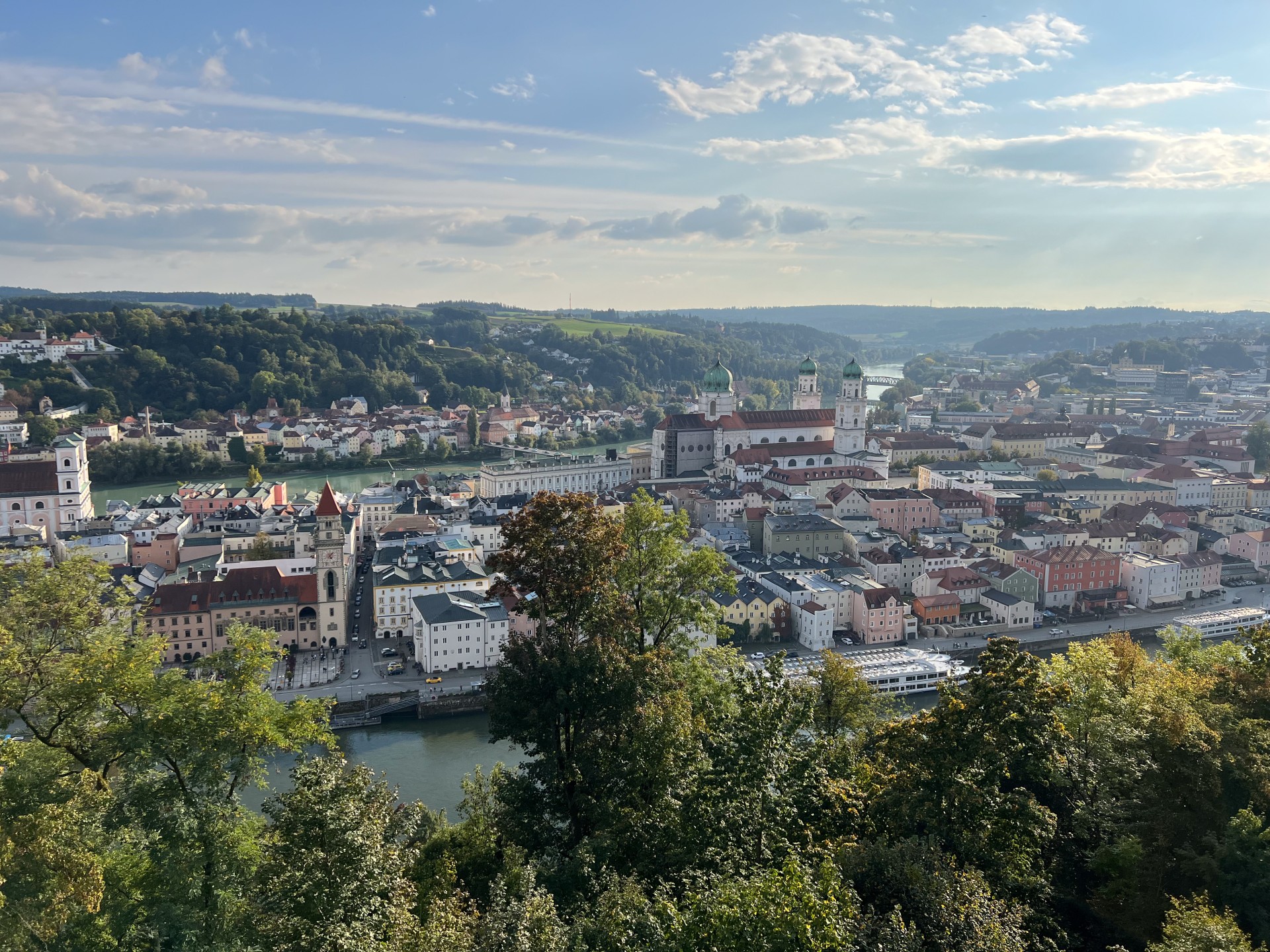 Panoramaaufnahme der Stadt Passau mit Dom St. Stephan und den Flüssen Donau, Inn und Ilz, aufgenommen vom Oberhaus aus.